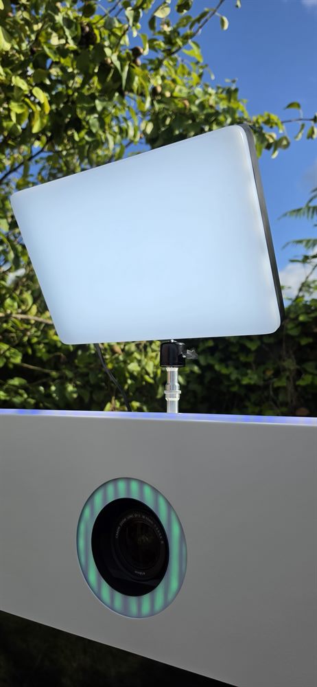 Foco LED e iluminación del fotomatón con aro RGB en la cámara