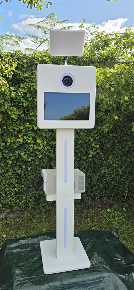 Fotomatón 981 abierto con pantalla táctil, cámara, foco LED e impresora para eventos