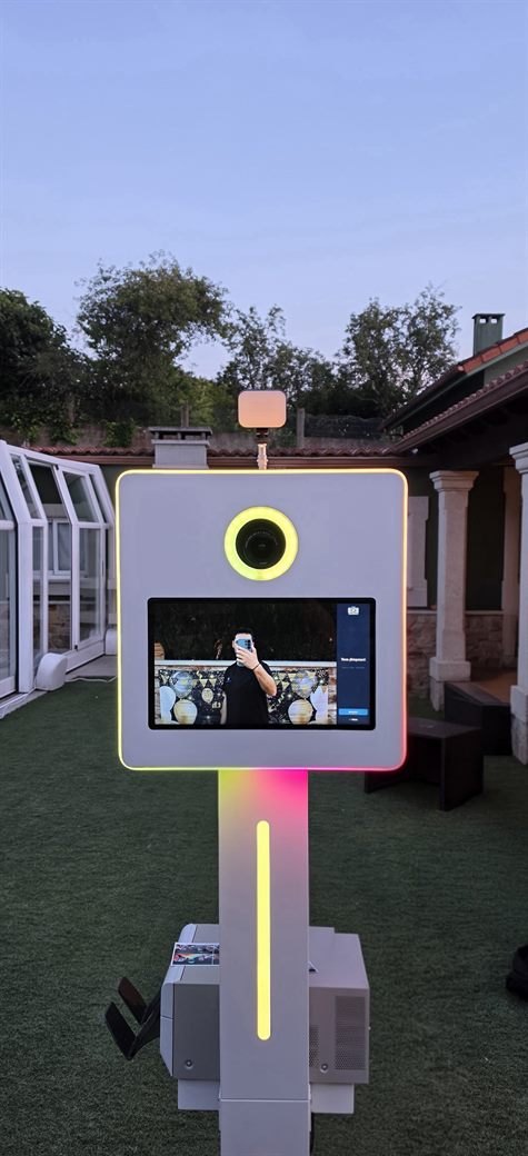Fotomatón 981 con luces RGB encendidas al atardecer en un evento en Galicia