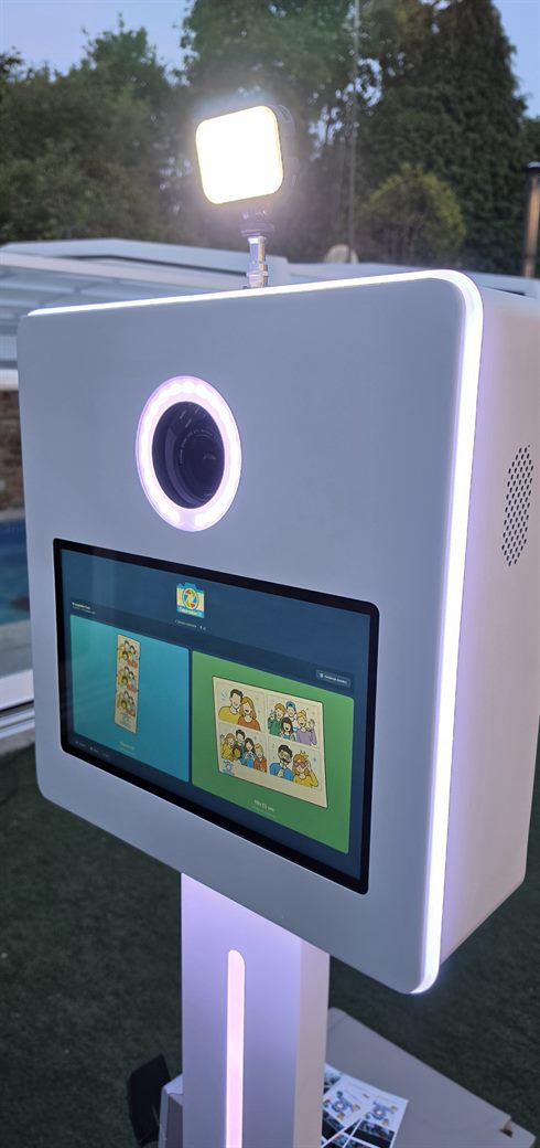 Fotomatón 981 con pantalla táctil, aro de luz e iluminación LED en un evento en Galicia